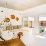 מלון Mesanto Luxury 3*